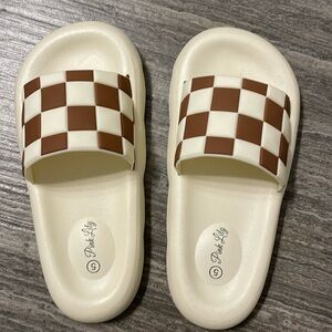 NWOT Pink Lily Cream and Brown Checkered Sandals